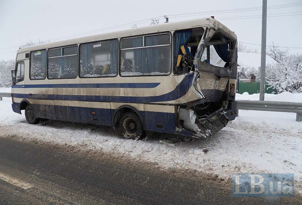 Под Киевом грузовик на полной скорости протаранил автобус с пассажирами