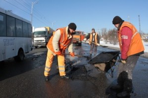 Укравтодор доложил Азарову о ликвидации ям