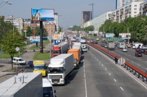 Грузовики будут пускать в Киев только по ночам