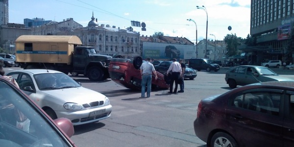 На проспекте Победы перевернулась машина