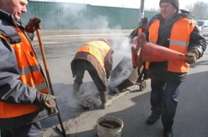 В Киеве ликвидируют асфальт с моста на Жуковом острове