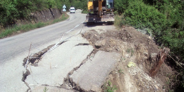 В Алуште обвалилась дорога к поселку Утес