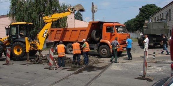 В Киеве провалилось 25 метров дороги