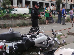 ДТП в Киеве: на Нижнем Валу, подскользнувшись на рельсах, погиб байкер