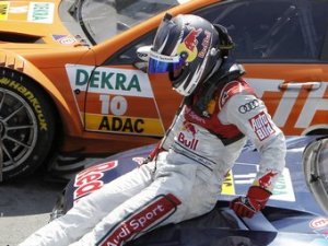 Чемпиона DTM лишили победы из-за бутылки в кармане комбинезона