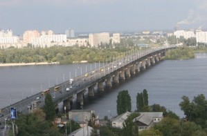 На мосту Патона произошло крупное ДТП, милиционер якобы сбил врача