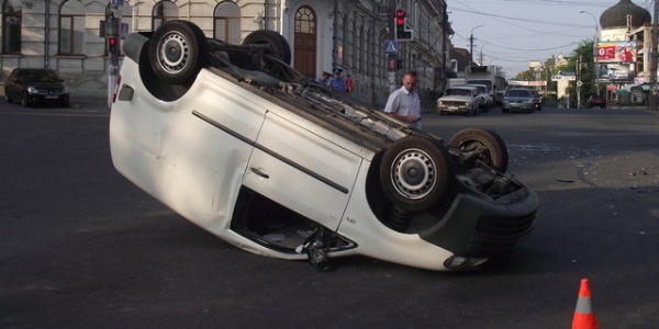 В центре Симферополя перевернулся автомобиль